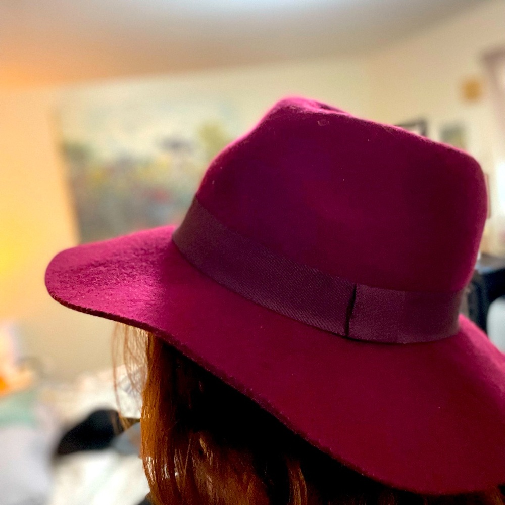 Boutique bought sz small burgundy 100% wool hat. Minor wear. Perfect for fall!